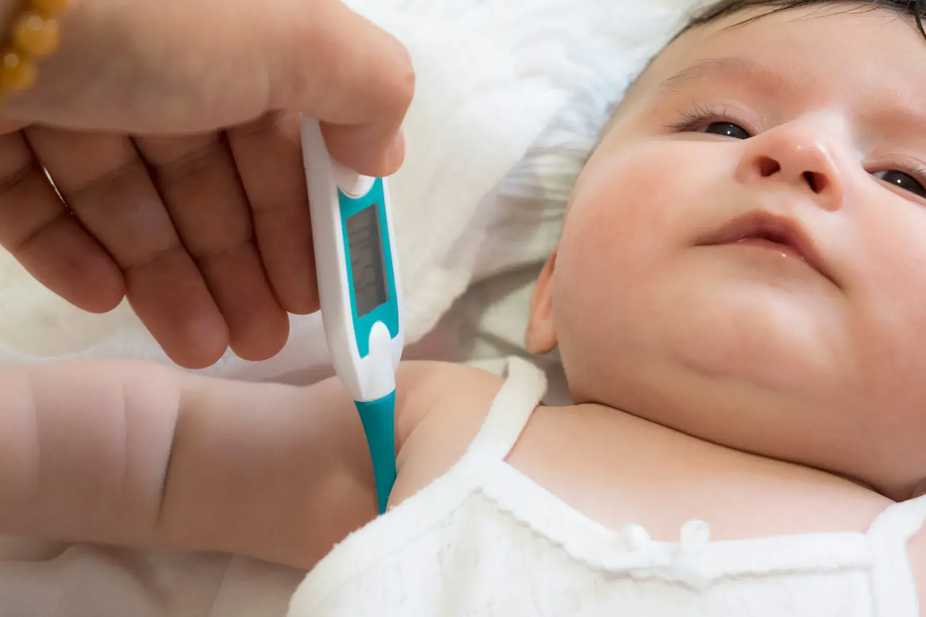 아기-체온-재는-모습