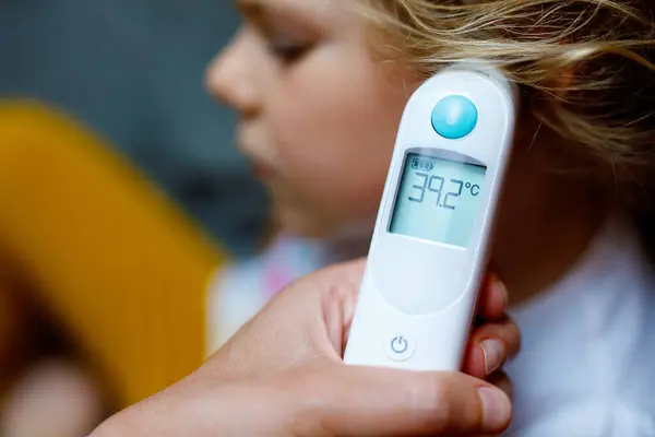 체온계로 아기의 체온을 재는 모습