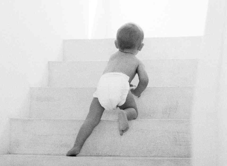 계단을-기어올라가는-아기