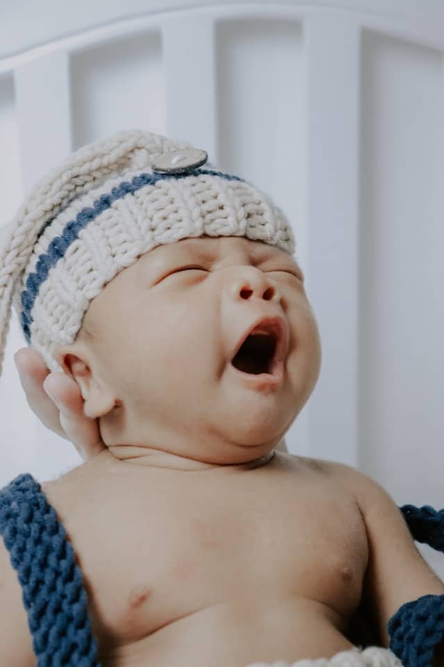 앉아서-입을-벌리고-있는-아기