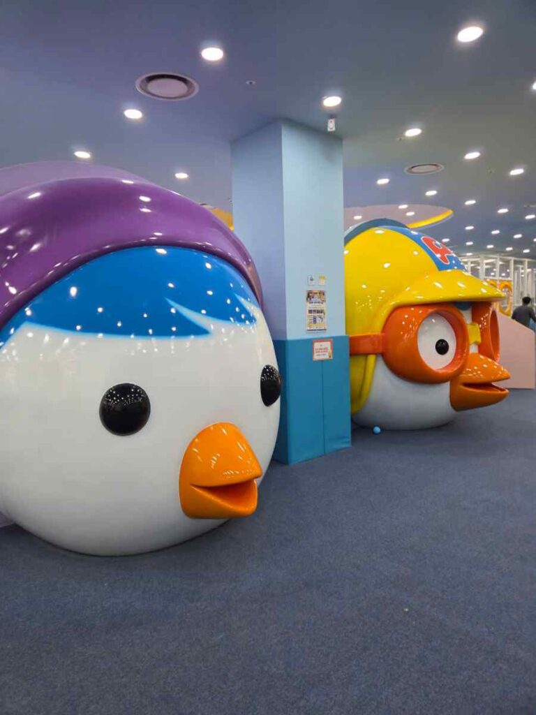 부산 뽀로로파크 입구 캐릭터 모습