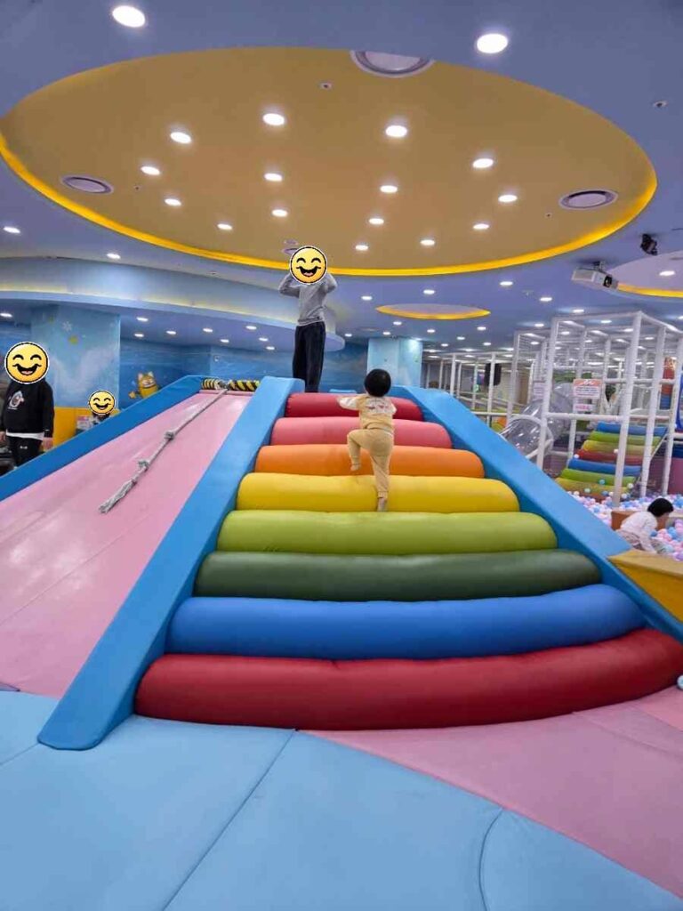 부산 뽀로로파크 클라이밍존과 볼풀장