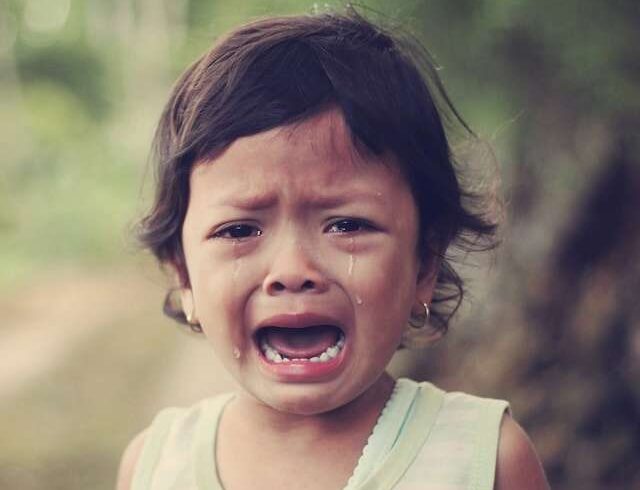 눈물을-흘리며-울고있는-아이